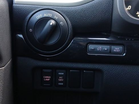 Used 2021 Nissan Titan SV w/ SV Convenience Package RWD image 12
