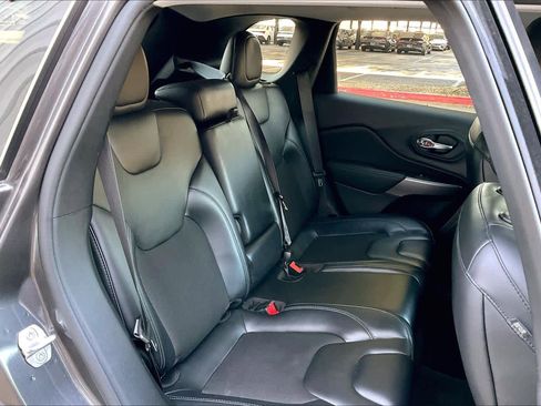 Used 2021 Jeep Cherokee Latitude Plus image 18