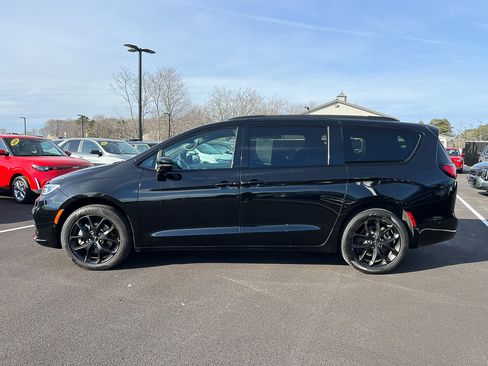 Used 2024 Chrysler Pacifica Limited w/ S Appearance Package image 2