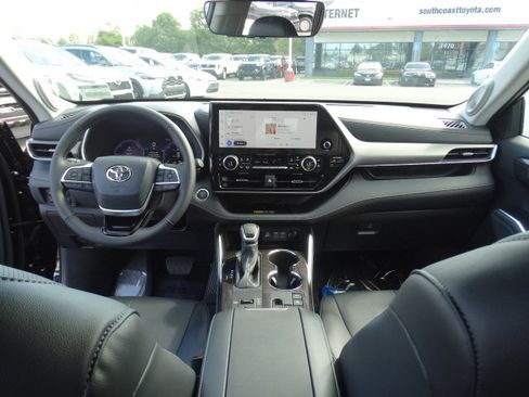 New 2025 Toyota Highlander Limited image 15