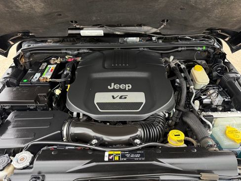 Used 2017 Jeep Wrangler Unlimited Sahara w/ Mopar Chrome Edition Group image 30