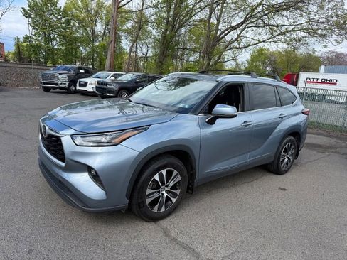Used 2023 Toyota Highlander FWD image 2
