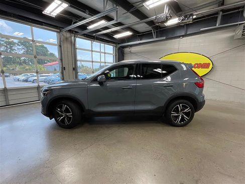 Used 2023 Volvo XC40 B5 Core AWD/4WD image 2
