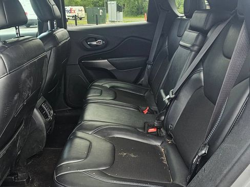 Used 2019 Jeep Cherokee Latitude Plus AWD/4WD image 11