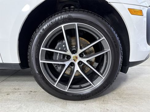 Certified 2025 Porsche Macan image 15