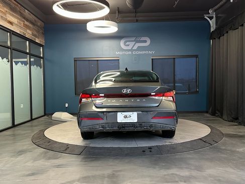 Used 2025 Hyundai Elantra SE image 4