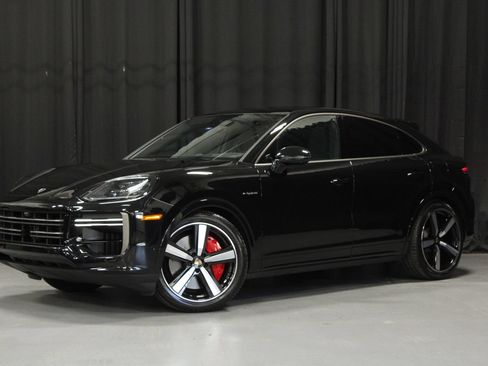 Certified 2025 Porsche Cayenne Turbo w/ Premium Package Plus AWD/4WD image 1