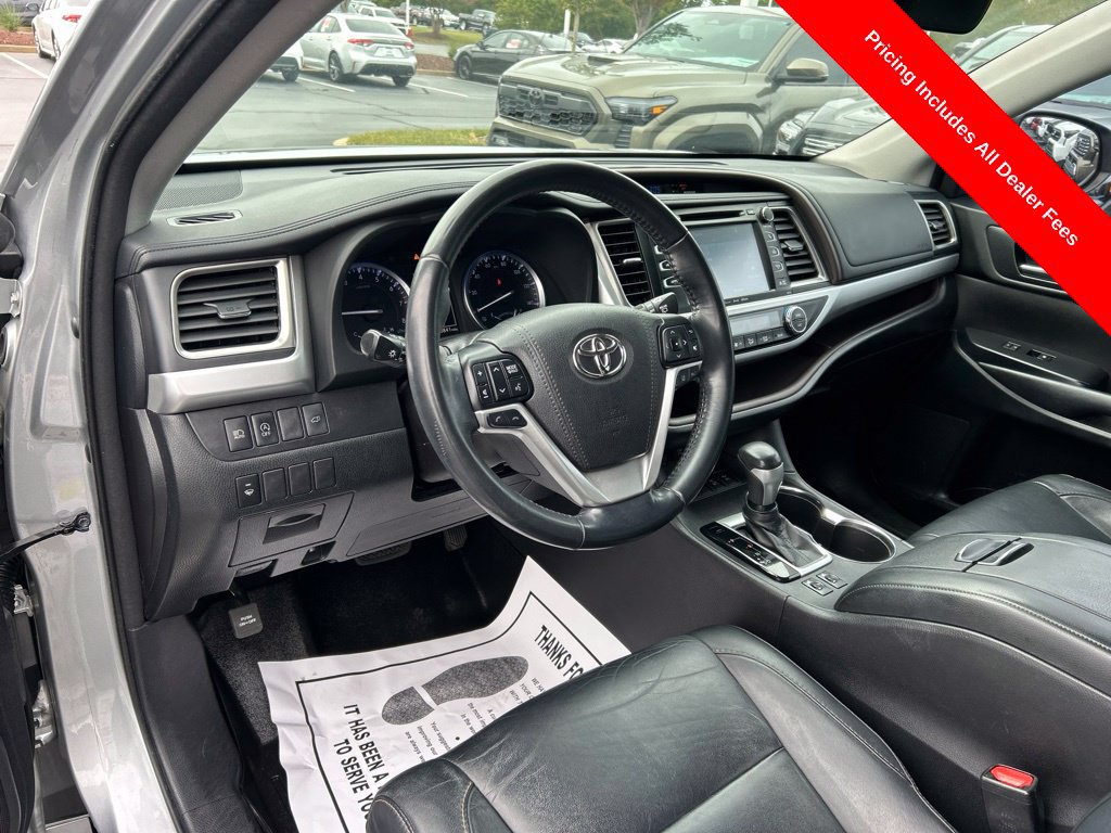 Used 2018 Toyota Highlander XLE AWD/4WD image 3