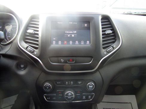 Used 2019 Jeep Cherokee Latitude Plus image 12