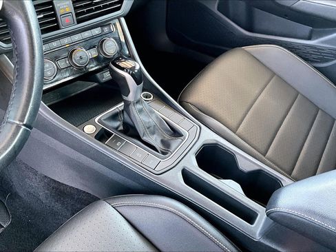 Used 2024 Volkswagen Jetta SE FWD image 17