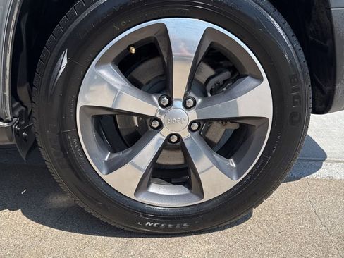 Used 2019 Jeep Cherokee Limited AWD/4WD image 25