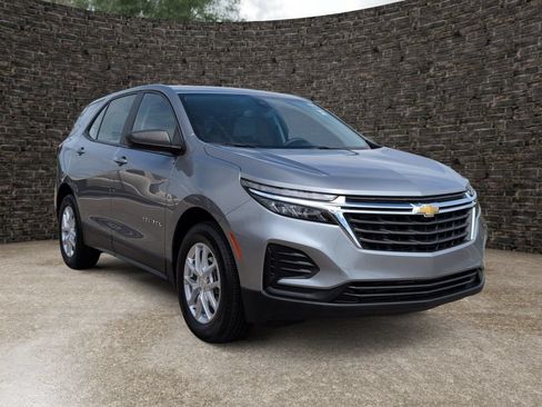 Used 2024 Chevrolet Equinox LS FWD image 2