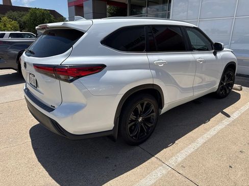 Used 2023 Toyota Highlander XLE FWD image 3