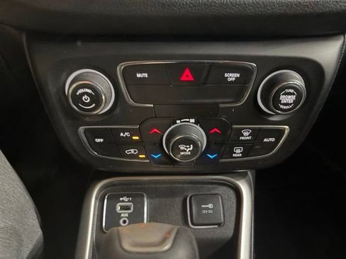 Used 2019 Jeep Compass Latitude FWD image 10
