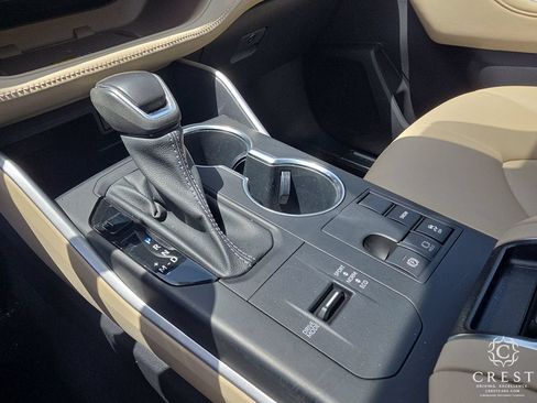 Used 2023 Toyota Highlander XLE FWD image 22