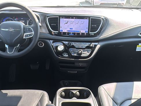 New 2026 Chrysler Pacifica Select image 16