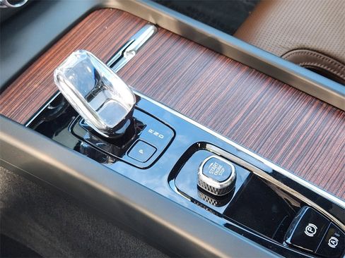 Used 2023 Volvo XC60 T8 Ultimate image 17