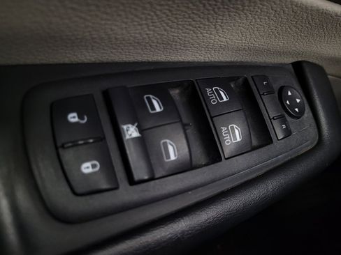 Used 2022 Chrysler Voyager LX image 27