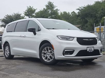 Used 2025 Chrysler Pacifica Select