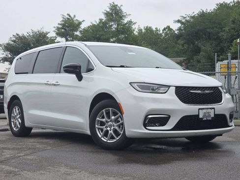 Used 2025 Chrysler Pacifica Select FWD image 1