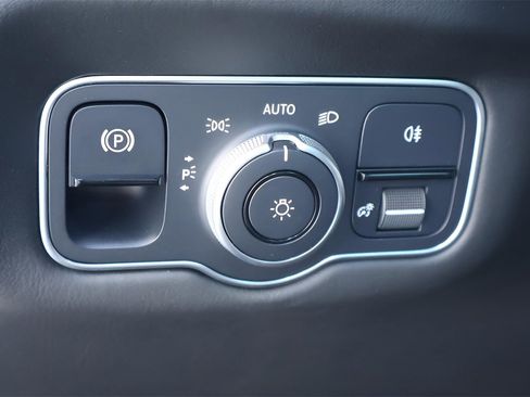 Used 2021 Aston Martin V8 Vantage Coupe image 18