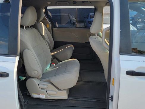 Used 2014 Toyota Sienna L image 9