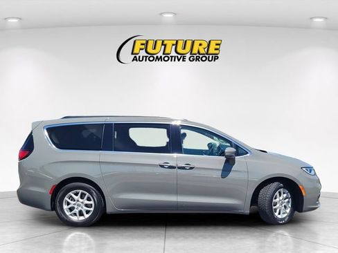 Used 2022 Chrysler Pacifica Touring-L FWD image 3