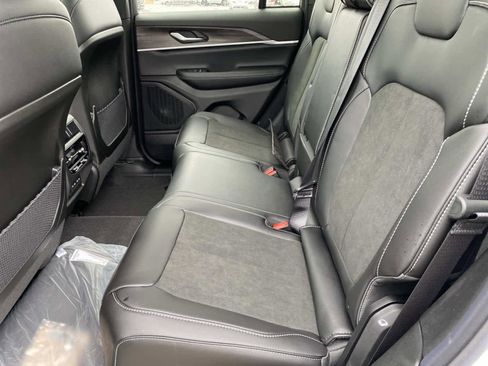 New 2026 Jeep Grand Cherokee Altitude image 7