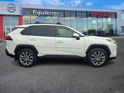 Used 2020 Toyota RAV4 XLE Premium image 7