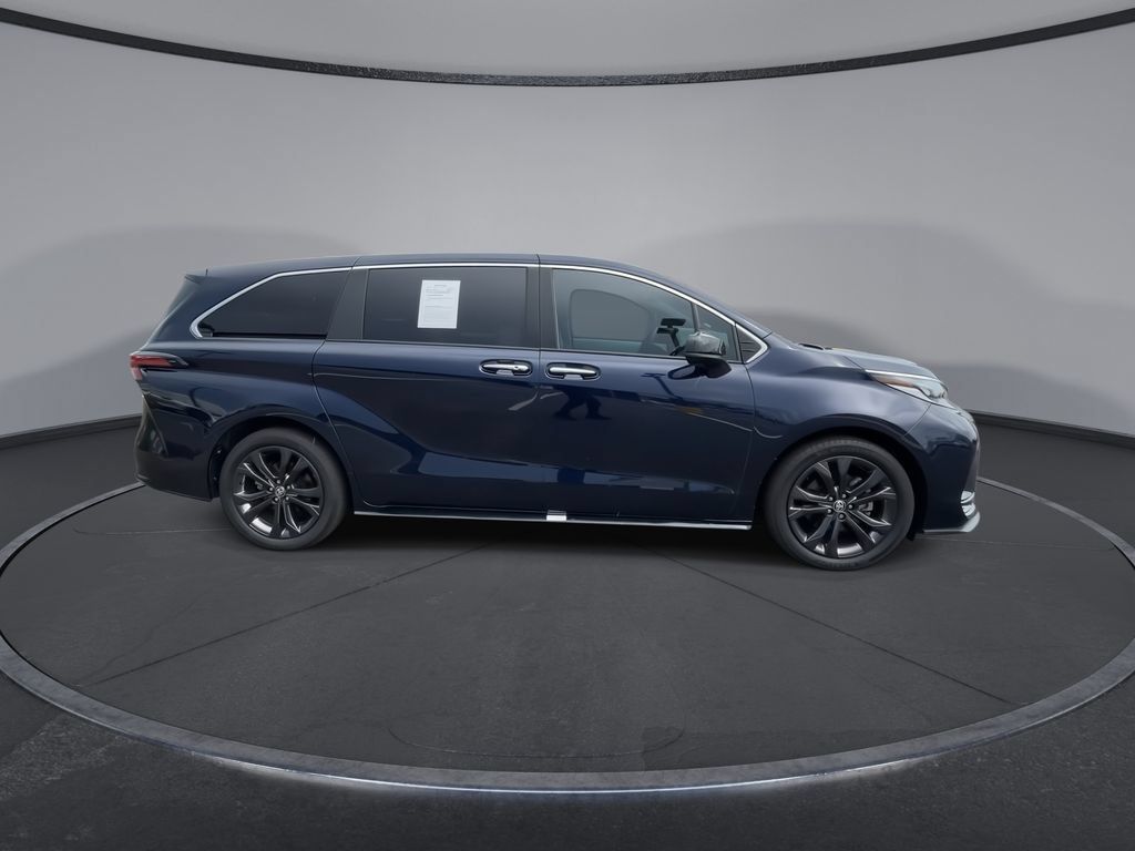 Used 2024 Toyota Sienna XSE FWD image 2
