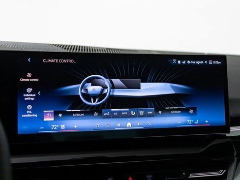 Used 2025 BMW 530i xDrive 530i xDrive w/ Premium Package image 18