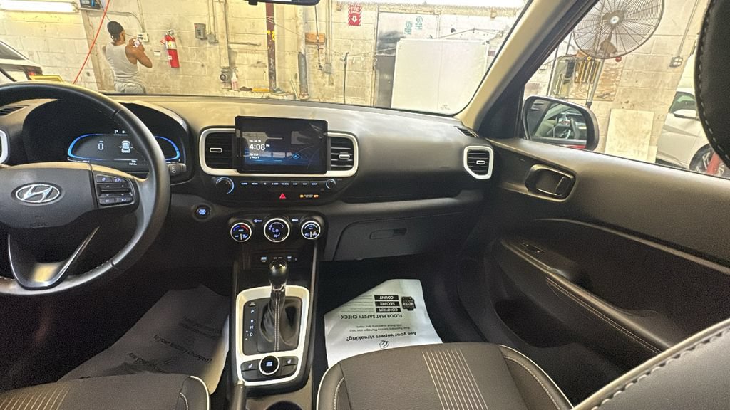Used 2025 Hyundai Venue Limited FWD image 29