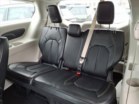 Used 2024 Chrysler Pacifica Touring-L image 6