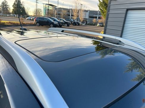 Used 2025 Hyundai Venue SEL image 28