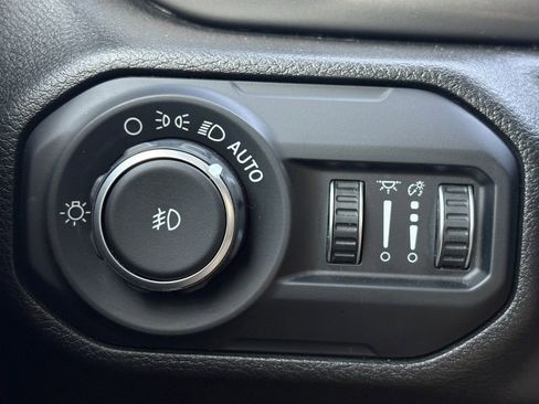 Used 2018 Jeep Wrangler Unlimited Sahara AWD/4WD image 4