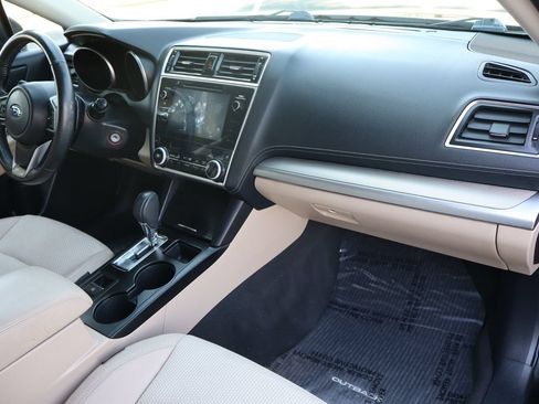 Used 2018 Subaru Outback 2.5i Premium AWD/4WD image 16