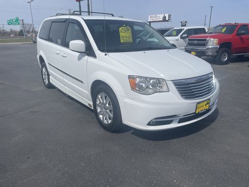 Used 2016 Chrysler Town & Country Touring image 2
