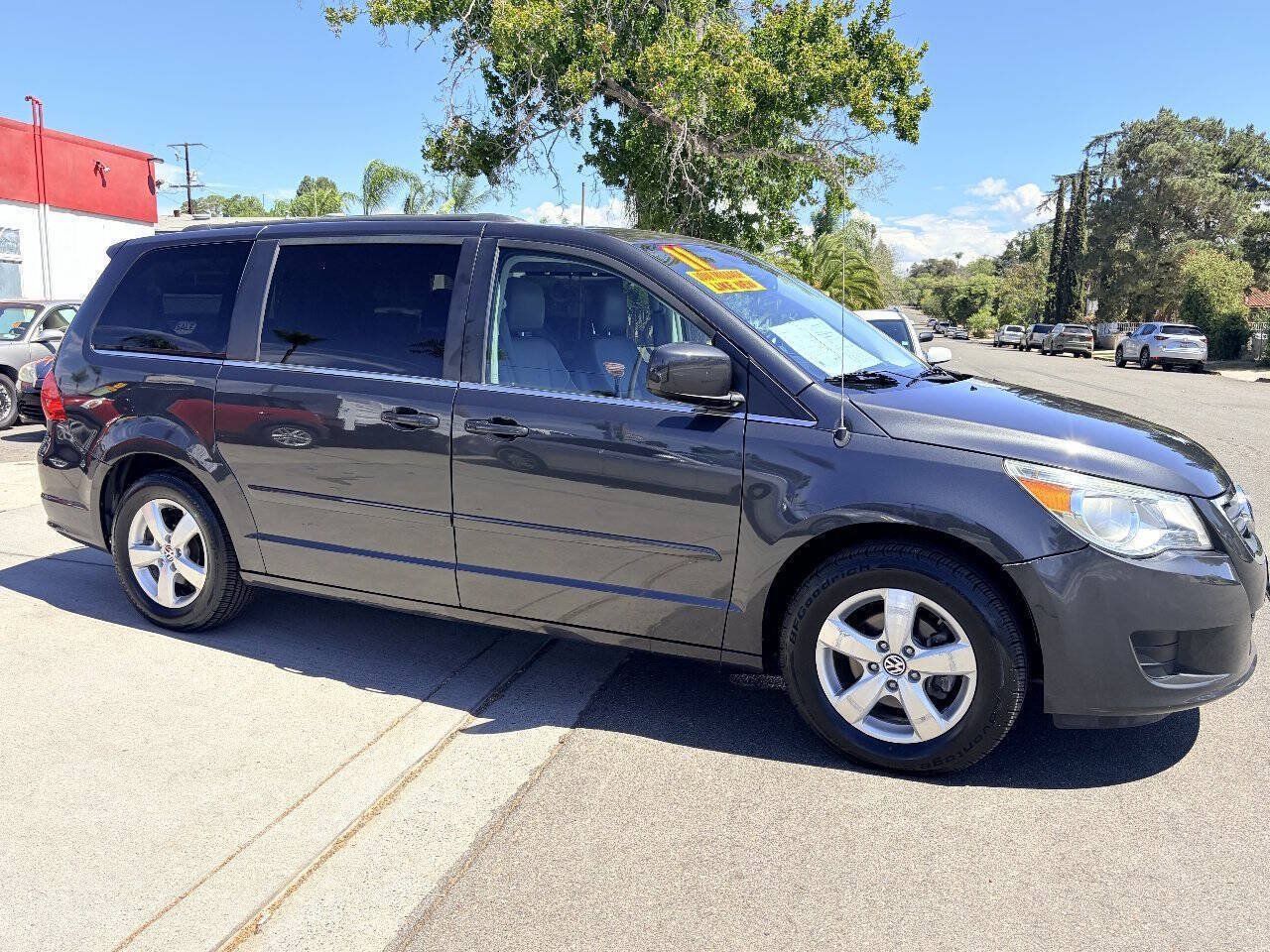 Used 2011 Volkswagen Routan SE FWD image 8