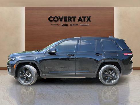 Used 2023 Jeep Grand Cherokee Altitude RWD image 2