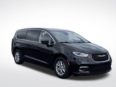 Used 2024 Chrysler Pacifica Touring-L FWD image 4