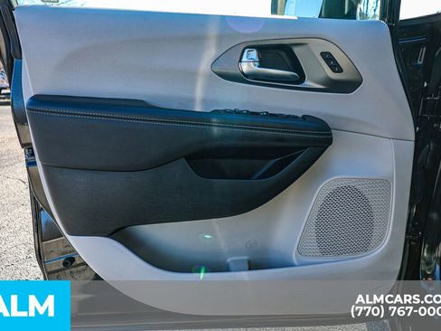 Used 2023 Chrysler Pacifica Touring-L image 50