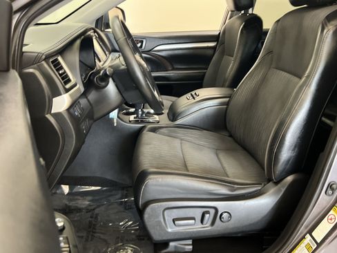 Used 2019 Toyota Highlander Plus AWD/4WD image 12