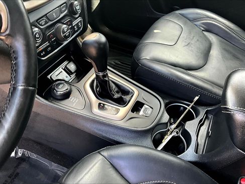 Used 2018 Jeep Cherokee Limited AWD/4WD image 14