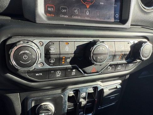 Used 2022 Jeep Wrangler Unlimited Sahara image 28