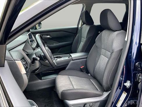 Certified 2025 Nissan Rogue SV FWD image 8