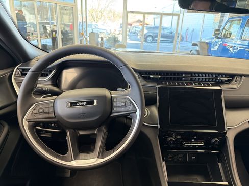 New 2025 Jeep Grand Cherokee Altitude image 13