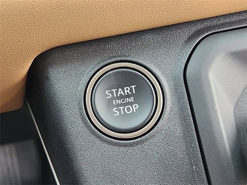 Used 2025 Land Rover Defender 130 X-Dynamic SE image 17