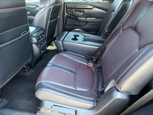 Used 2025 Honda Pilot Black Edition image 16