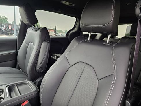 New 2027 Chrysler Pacifica Select FWD image 6