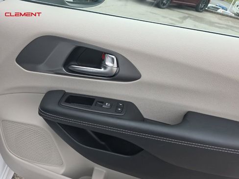 Used 2023 Chrysler Pacifica Touring-L image 24
